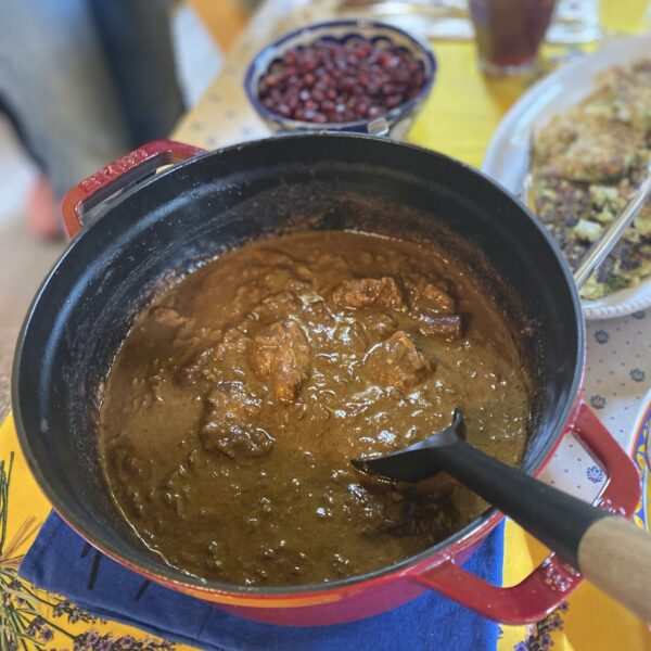 鶏とクルミとざくろの煮込み：イラン料理フェセンジュン