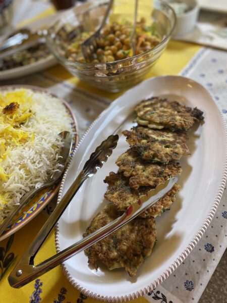 鶏とクルミとざくろの煮込み：イラン料理フェセンジュン