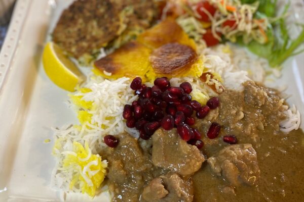 鶏とクルミとざくろの煮込み：イラン料理フェセンジュン